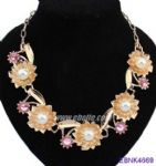Flowers charms necklace with pearls inlaid
