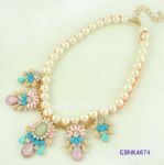 Statement pearls necklace