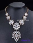 Quality rhinestones necklace