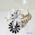 Elegant flowers bracelet