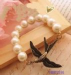 Engraving bracelet with swallow decoration