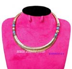 Metal choker simple and chic design