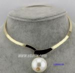 Metal neckalce with pearls inlaid