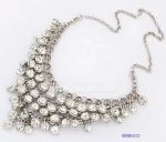 Diamantes metal necklace