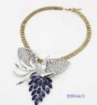 Diamantes metal necklace