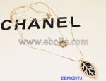 Diamante bistratal leaf necklace