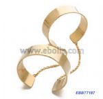 Chic metal bangle