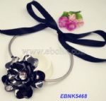 Fashionable choker with flower decoration