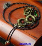 Vintage and fashionable rose necklace with agate inlaid