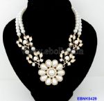 Exquisite Pearl Flower Necklace