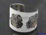 Hallow flower bangle