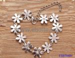 Daisy flower with crystal inlay elastic bracelets