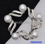 Fashionable pearls brooch