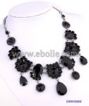 Fashionable necklace with metal links and resin inlaid
