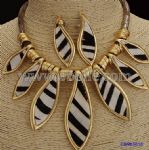 Fashion versatile accessorize necklace set, made of alloy resin metal